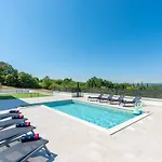 Vila Emi Karojba