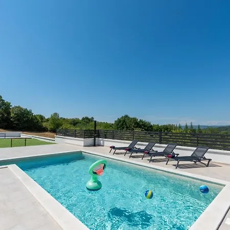 Emi Villa Karojba