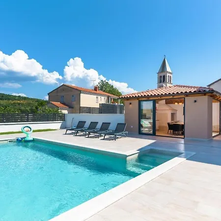 Emi Villa