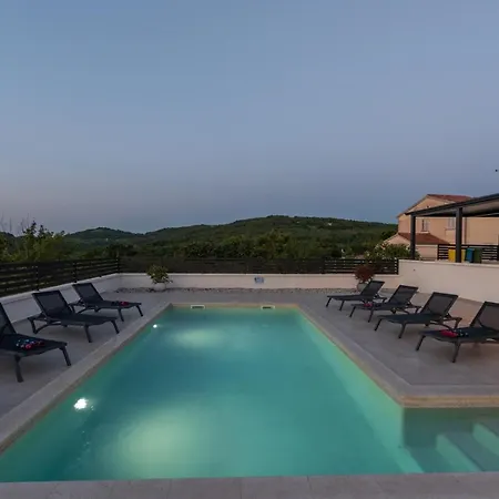Emi Villa